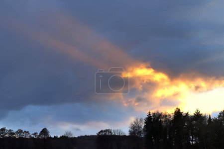 Téléchargez les photos : Beau panorama de nuages orange et jaune au lever du soleil - en image libre de droit