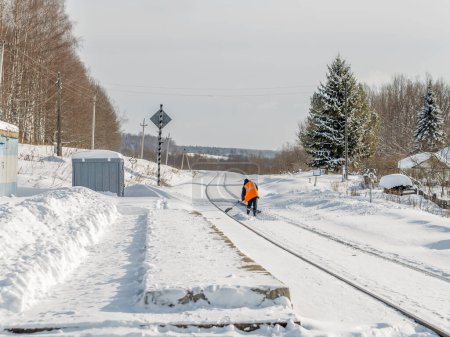 Téléchargez les photos : "Railroad tracks and platform clears of snow" - en image libre de droit