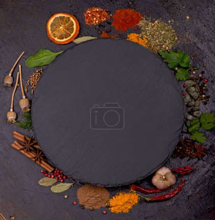 Téléchargez les photos : "Épices et condiments pour cuisiner sur fond noir" - en image libre de droit