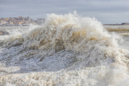 Téléchargez les photos : Puissante vague océanique brisant une journée venteuse dans la ville espagnole de Palamos sur la Costa Brava. Concentration sélective. - en image libre de droit