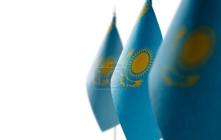 Foto de "Pequeñas banderas nacionales de Kazajstán sobre un fondo blanco" - Imagen libre de derechos