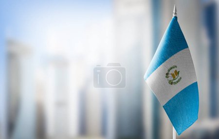 Téléchargez les photos : "Un petit drapeau du Guatemala sur fond de fond flou" - en image libre de droit