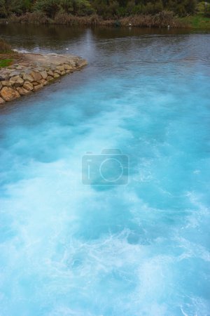 Téléchargez les photos : Sortie des eaux usées de la centrale thermique vers une rivière - en image libre de droit