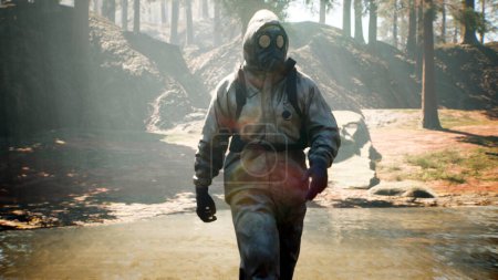 Téléchargez les photos : "Un harceleur portant des vêtements de protection militaires et un masque à gaz traverse une forêt ensoleillée estivale. Le concept d'un monde post-apocalyptique après une guerre nucléaire. Rendu 3D
." - en image libre de droit