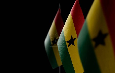 Téléchargez les photos : "Petits drapeaux nationaux du Ghana sur fond noir" - en image libre de droit