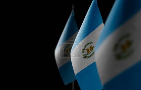 Téléchargez les photos : "Petits drapeaux nationaux du Guatemala sur fond noir" - en image libre de droit