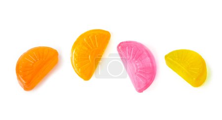 Foto de Caramelos duros de frutas de colores aislados en blanco - Imagen libre de derechos
