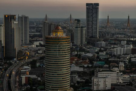 Téléchargez les photos : Sky view of Bangkok with skyscrapers in the business district in Bangkok in the evening beautiful twilight give the city a modern style. - en image libre de droit