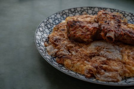 Foto de Crujiente Fideos fritos y huevos con costillas de cerdo barbacoa en un plato japonés. Vista oblicua desde la parte superior. - Imagen libre de derechos