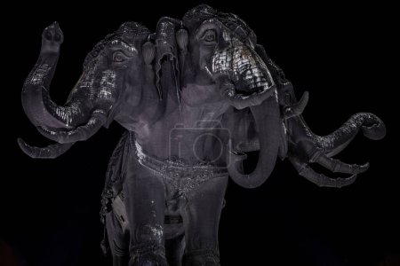 Téléchargez les photos : "Musée Erawan est une sculpture de tête d'éléphant avec 3 têtes sur fond de nuit sombre, Il est l'un des touristes importants et uniques." - en image libre de droit