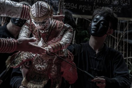 Téléchargez les photos : Marionnette traditionnelle de Hanuman dans le Ramakien ou le Ramayana Histoire avec des marionnettistes thaïs du Ramayana histoire épique à Baan Silapin (Maison d'artiste) dans klong bang luang marché flottant - en image libre de droit