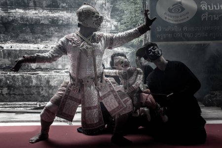 Téléchargez les photos : Marionnette traditionnelle de Hanuman dans le Ramakien ou le Ramayana Histoire avec des marionnettistes thaïs du Ramayana histoire épique à Baan Silapin (Maison d'artiste) dans klong bang luang marché flottant - en image libre de droit