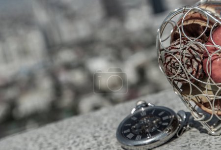 Foto de "Mitad de corazón con un reloj de bolsillo puesto en la zona a buscar la otra mitad para completarlo." - Imagen libre de derechos