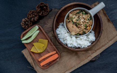Foto de "Comida tailandesa, Revuelva el tofu de huevo frito con cebolla primaveral con hierbas vegetales servidas con arroz al vapor en un tazón de madera." - Imagen libre de derechos