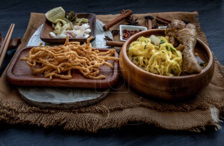 Téléchargez les photos : "Soupe de nouilles au curry de style nordique au lait de coco (Khao soi), cuisine traditionnelle thaïlandaise du Nord" - en image libre de droit