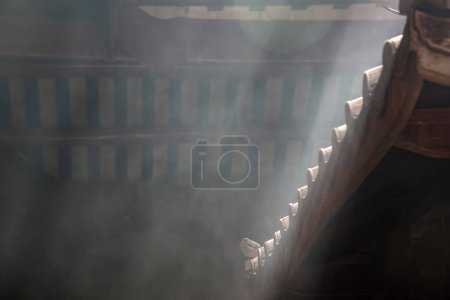 Téléchargez les photos : "Motifs traditionnels de l'ancien toit du temple chinois, Dans le temple du dragon Kammalawat (Wat Lengnoeiyi), Wat Leng Noei Yi est le temple bouddhiste chinois le plus important à Bangkok, Thaïlande." - en image libre de droit
