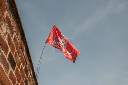 Téléchargez les photos : "Liverpool, C.F. Drapeau agitant avec le fond bleu ciel
." - en image libre de droit