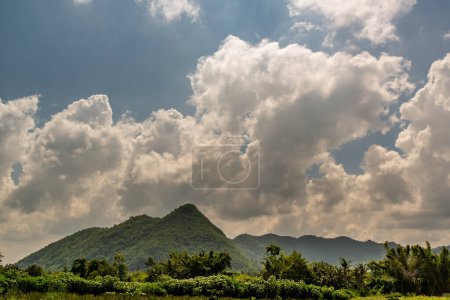 Téléchargez les photos : Champ vert et passerelle en Thaïlande, Fond dramatique de la montagne et ciel bleu avec des nuages. - en image libre de droit