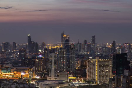 Foto de "Sky view of Bangkok with skyscrapers in the business district in Bangkok in the evening beautiful twilight give the city a modern style." - Imagen libre de derechos