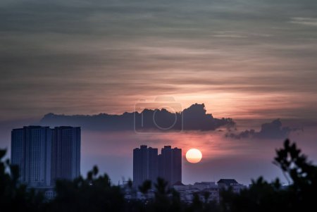 Téléchargez les photos : "Coucher de soleil naturel dans la soirée silhouette du centre-ville à bangagara
. " - en image libre de droit
