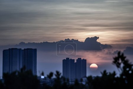 Foto de "Puesta de sol natural en la silueta del centro de la noche en Bangkok
. " - Imagen libre de derechos