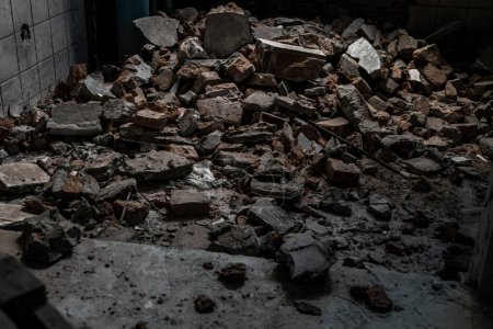 Téléchargez les photos : "Les décombres, Un tas de ciment brisé empilés ensemble de vieux bâtiment abandonné détérioré, bâtiment détruit." - en image libre de droit