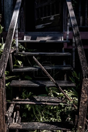 Téléchargez les photos : "Escalier traditionnel en bois de style thaïlandais, La maison traditionnelle
." - en image libre de droit