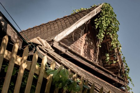 Téléchargez les photos : "Toit à pignon en bois de style thaï, La maison traditionnelle, Vieille maison abandonnée." - en image libre de droit