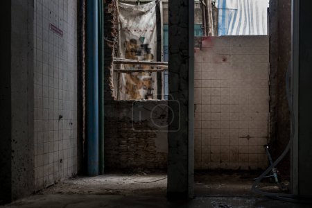 Téléchargez les photos : Ancien bâtiment abandonné intérieur en cours de rénovation
. - en image libre de droit