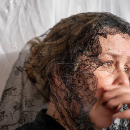 Téléchargez les photos : Gros portrait de femme en deuil voilée - en image libre de droit