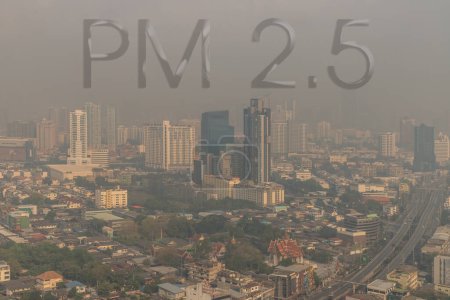 Téléchargez les photos : "Aerial view of Dust in Bangkok city is full of harmful PM 2.5 dust with bad air pollution, the place to risk of respiratory and cancer." - en image libre de droit