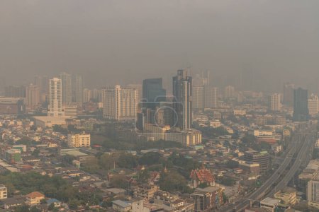 Téléchargez les photos : "Vue aérienne de la poussière dans la ville de Bangkok est plein de particules nocives 2,5 poussières avec une mauvaise pollution de l'air, l'endroit où le risque de cancer et respiratoire." - en image libre de droit