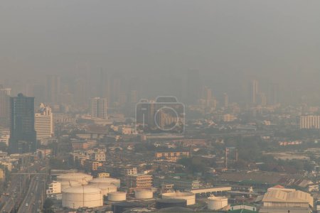 Foto de "Aerial view of Dust in Bangkok city is full of harmful PM 2.5 dust with bad air pollution, the place to risk of respiratory and cancer." - Imagen libre de derechos