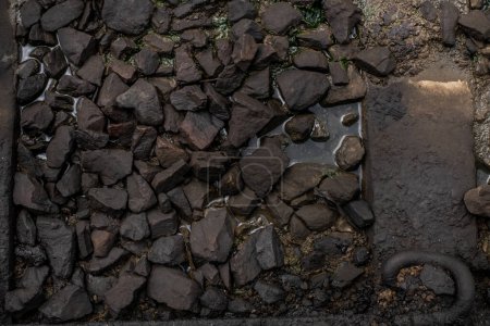 Téléchargez les photos : "Ballast stone gravel soaked with engine oil in the railroad tracks." - en image libre de droit