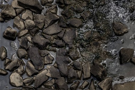 Téléchargez les photos : "Ballast stone gravel soaked with engine oil in the railroad tracks." - en image libre de droit