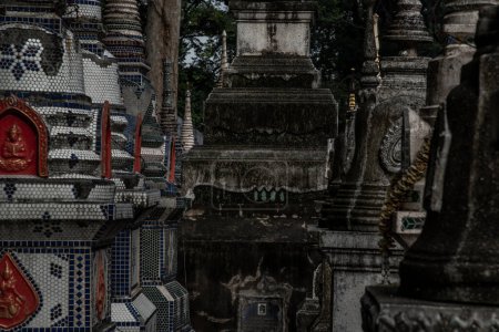 Téléchargez les photos : "Pagodas, appelé chedi contenant les cendres des membres de la famille des thaïlandais, dans un temple bouddhiste, cendres d'os bouddhistes." - en image libre de droit