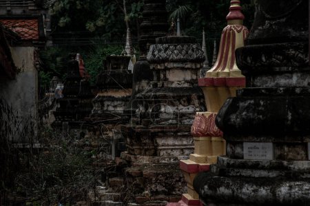 Téléchargez les photos : "Pagodas, Called chedi containing the ashes of members of the thailand people family, in a Buddhist temple, Buddhist bone ash." - en image libre de droit
