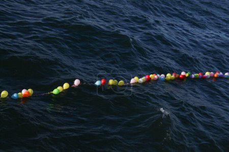 Foto de "Globo en una cuerda para disparar juego en el agua
" - Imagen libre de derechos