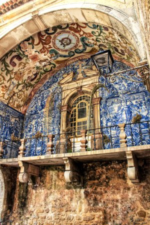 Téléchargez les photos : "Old painted and tiled facade in Obidos" - en image libre de droit
