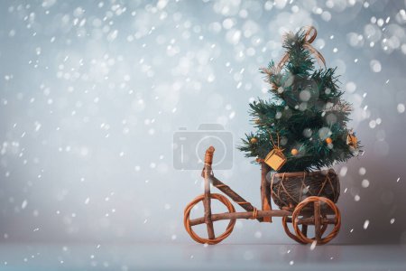 Téléchargez les photos : "Christmas tree on wood car" - en image libre de droit