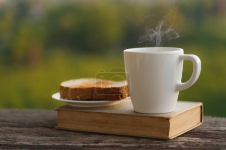 Téléchargez les photos : "tasse de café avec pain
" - en image libre de droit