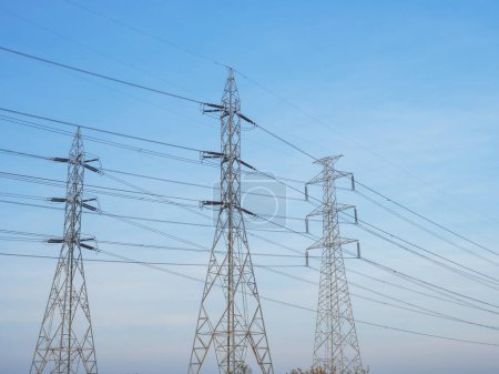 Foto de "línea eléctrica en torres de transmisión de alta tensión sobre cielo azul y fondo de nube blanca" - Imagen libre de derechos