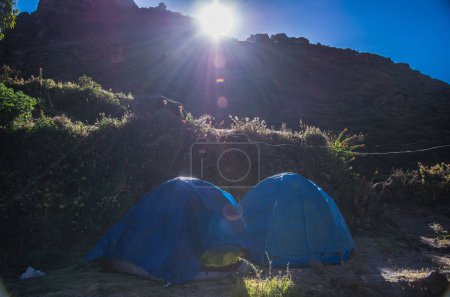 Téléchargez les photos : "deux tentes bleues contre les couches des montagnes du matin
" - en image libre de droit