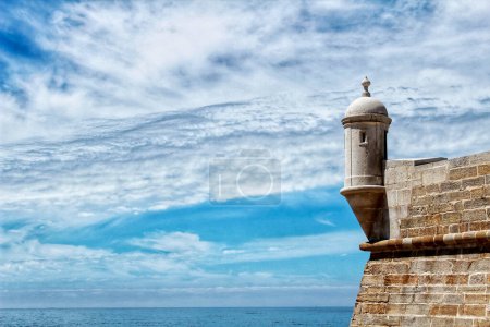 Téléchargez les photos : "Tour de guet de la forteresse sur la plage dans le village de Sesimbra" - en image libre de droit