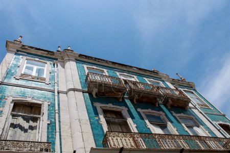Téléchargez les photos : "Old colorful and tiled facades in Lisbon" - en image libre de droit