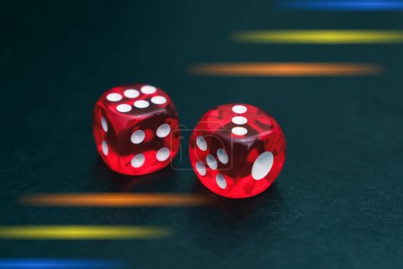 Téléchargez les photos : "Red dice for gambling lie on the table" - en image libre de droit