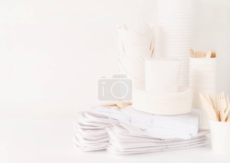 Téléchargez les photos : "Vaisselle écologique jetable sur fond blanc pour la conception de maquettes" - en image libre de droit
