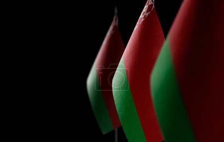 Téléchargez les photos : "Petits drapeaux nationaux du Bélarus sur fond noir" - en image libre de droit