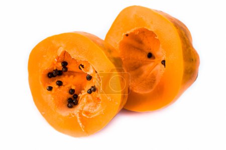 Téléchargez les photos : "Papaye coupée en tranches bio crue isolée sur du blanc dans une assiette en verre
." - en image libre de droit