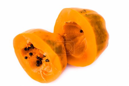 Téléchargez les photos : "Papaye coupée en tranches bio crue isolée sur du blanc dans une assiette en verre
." - en image libre de droit